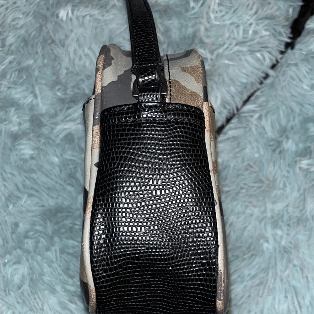 GILI CAMO LEATHER CROSSBODY BAG/ SILVER ID WRISTLET EUC - Picture 9 of 11